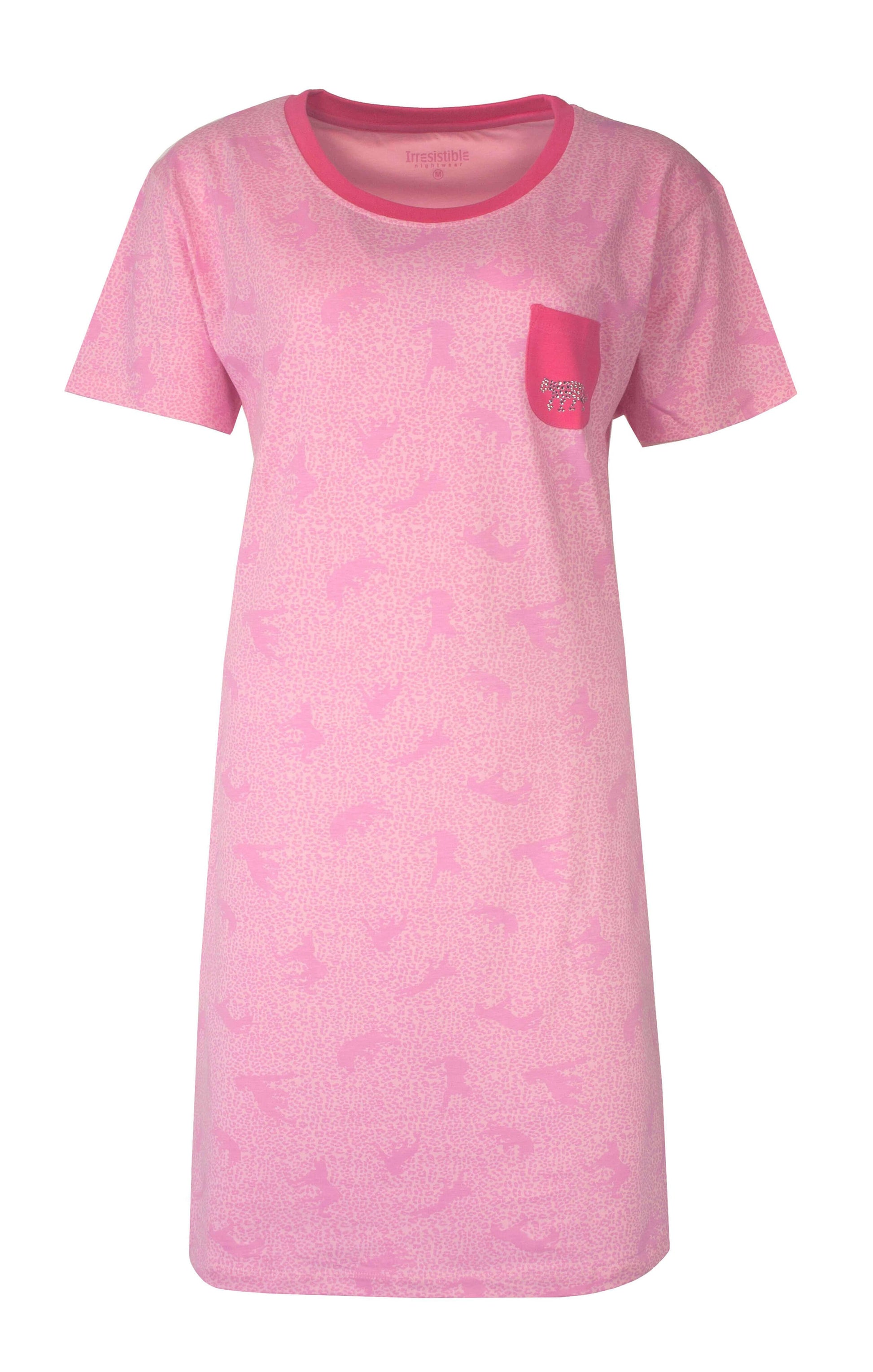 Roze katoenen nachthemd met korte mouwen, ronde hals, borstzakje en subtiel panterprint patroon.