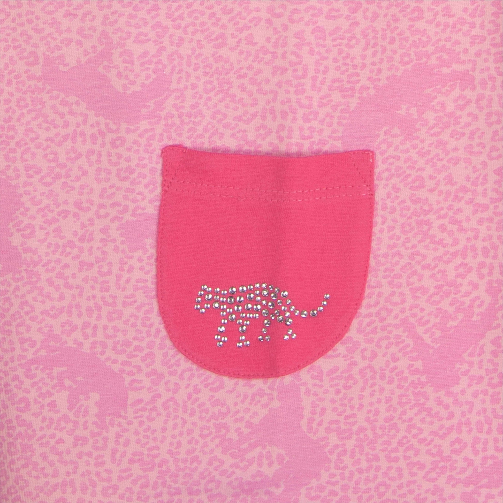 Roze katoenen nachthemd met panterprint en borstzakje versierd met platte strass kraaltjes in de vorm van een panter