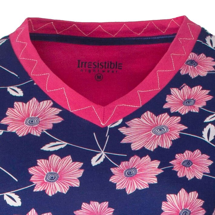 Blauw nachthemd met V-hals en roze bloemenprint, korte mouwen en roze stiksels langs de hals