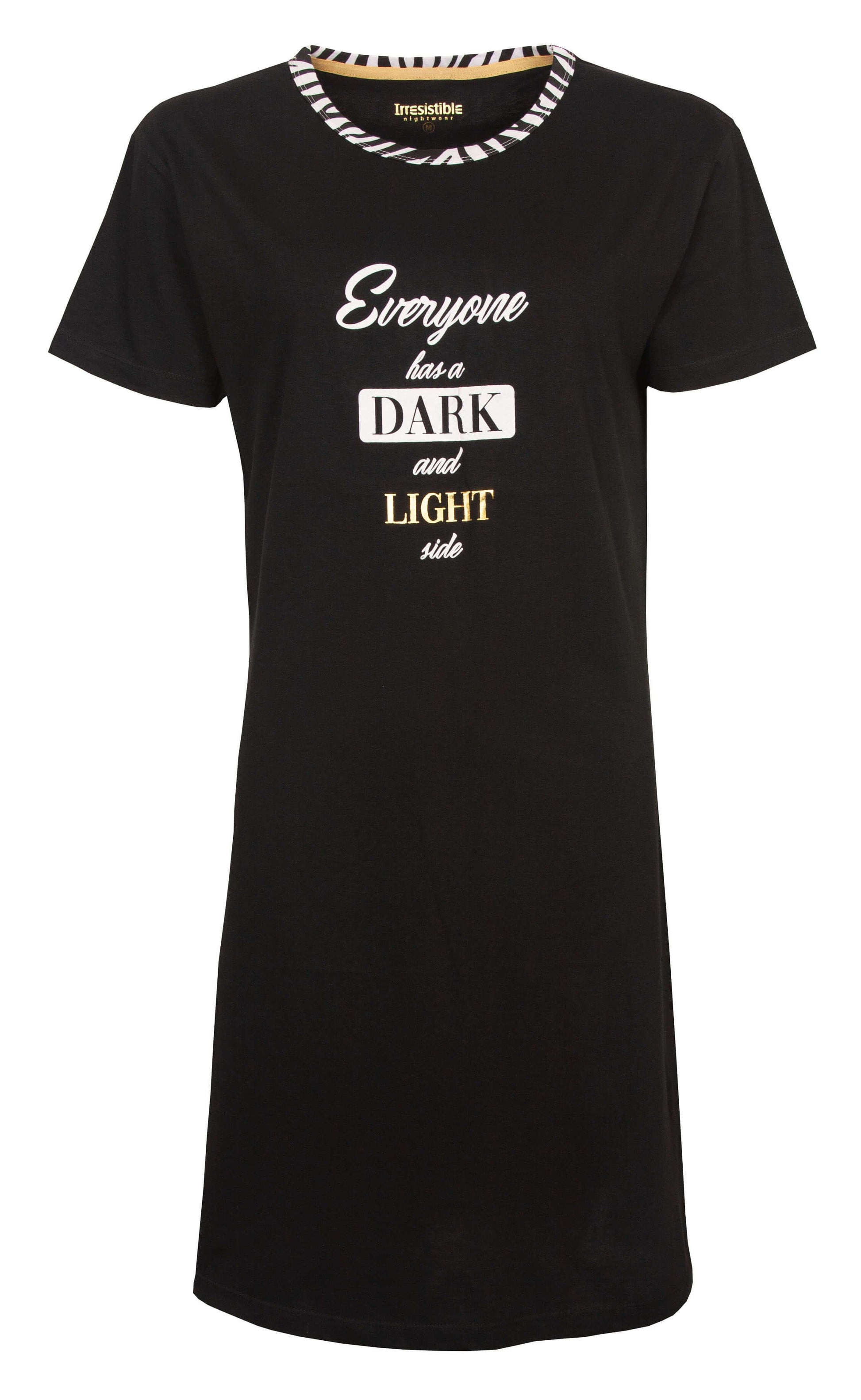 Zwart nachthemd met korte mouwen en ronde hals met zebra print. Tekst 'Everyone has a DARK and LIGHT side' op de voorkant.