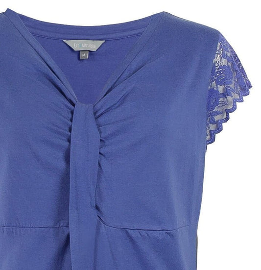 Kobaltblauw dames nachthemd met ronde hals, korte mouwen met kanten details en een paspel zakje op de borst.