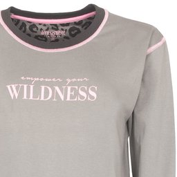 Lichtgrijs nachthemd met lange mouwen, roze bies rond de hals en 'Wildness' opdruk in witte letters