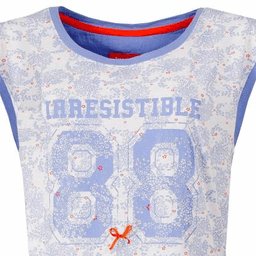 Lichtblauw mouwloos nachthemd met opdruk '88' en 'Irresistible', rood strikje, blauwe halsrand