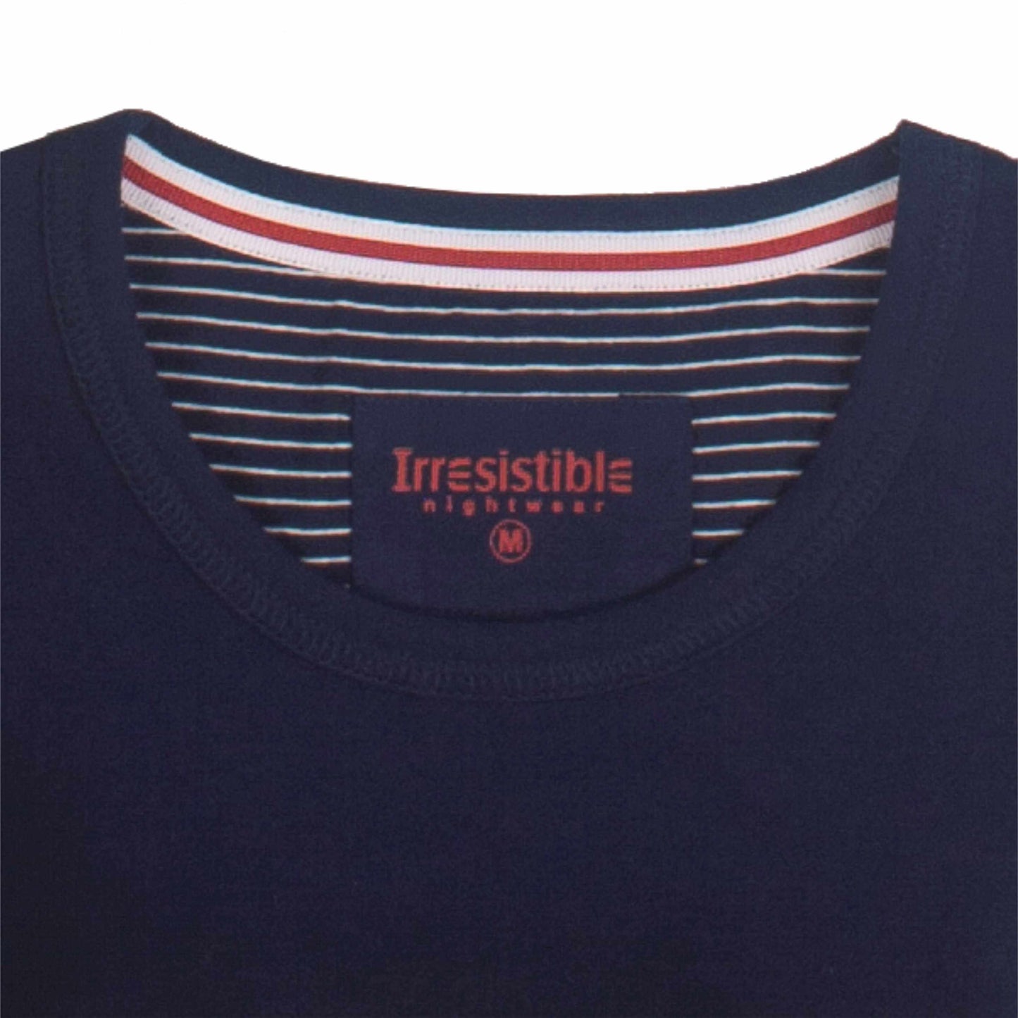 Close-up van een marineblauw nachthemd met gestreepte binnenkraag en Irresistible logo op het etiket