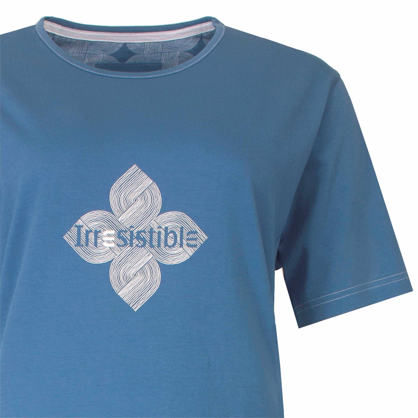 Oceaanblauw dames nachthemd met wit Irresistible-logo in bloemvorm op de borst en korte mouwen