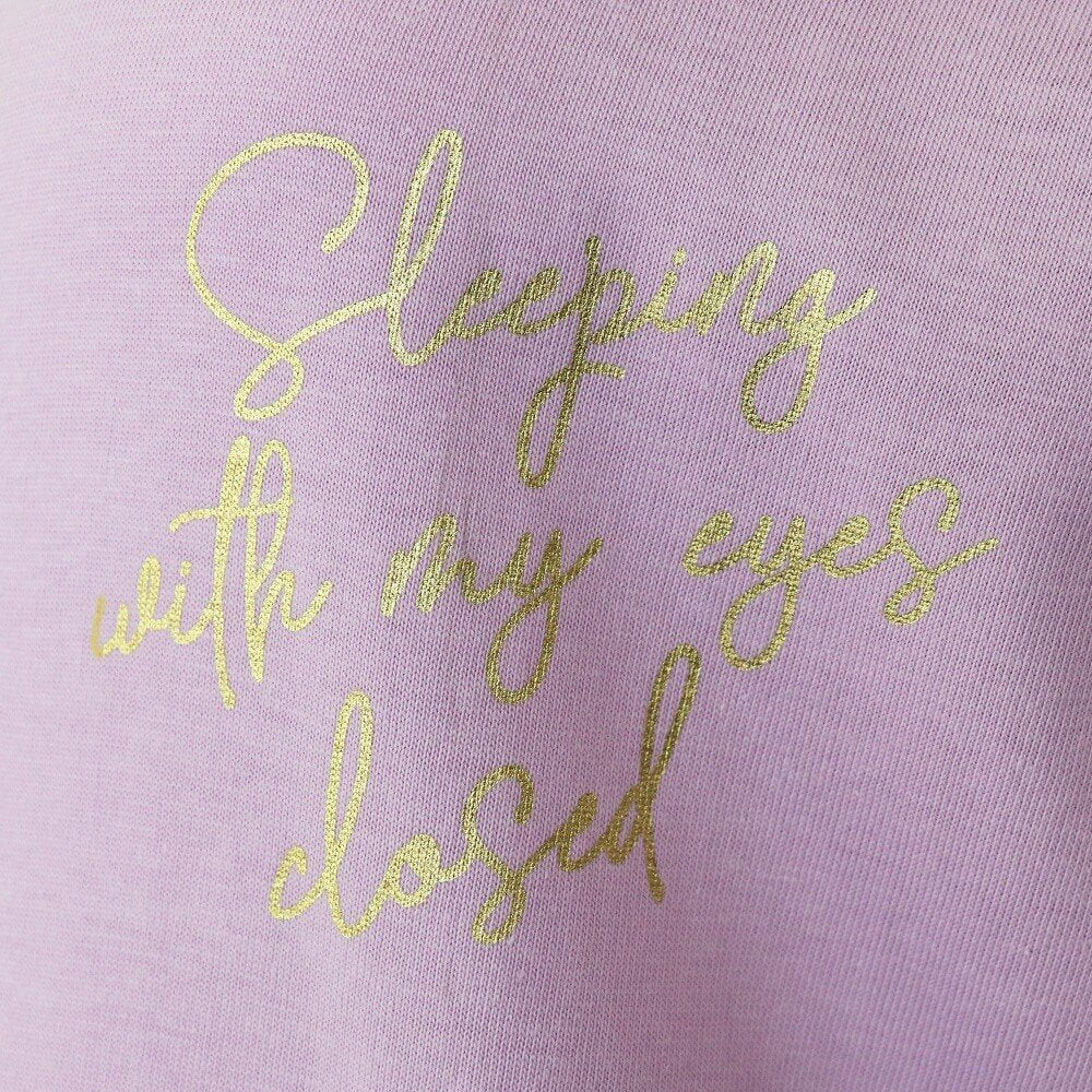 Paars nachthemd met gouden opschrift 'Sleeping with my eyes closed' in cursief lettertype op de stof