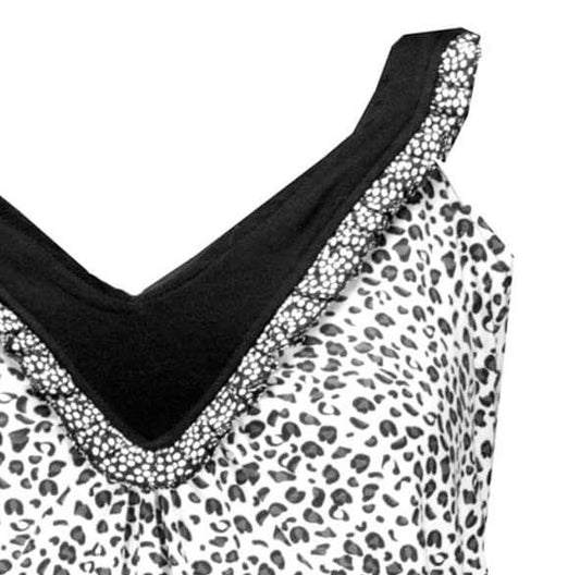 Zwart-wit nachthemd met V-hals, panterprint en glinsterende rand langs de halsopening en schouderbandjes.