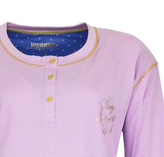 Lichtpaars dpolo-sluiting, gouden stiksels en 'Slowly with eyes closed' tekst inuursel in goud