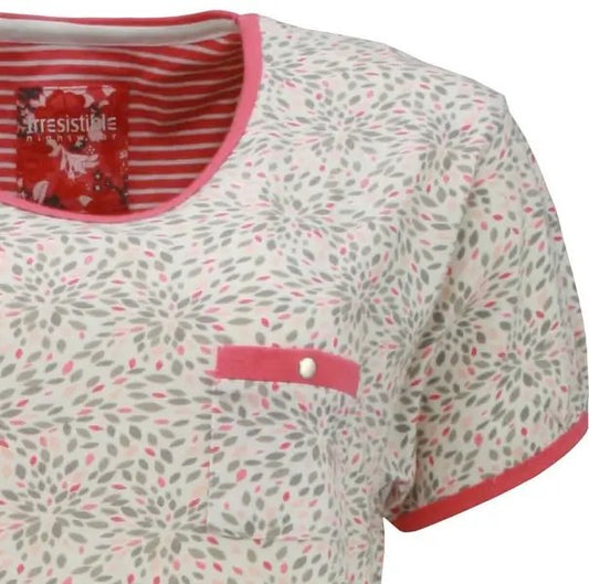 Wit nachthemd met roze en grijze bloemmotieven, roze boord en korte mouwen. Klein roze zakje met knoop op de borst.