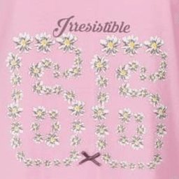 Roze nachthemd met witte bloemenborduursel in de vorm van '66', 'Irresistible' tekst bovenaan