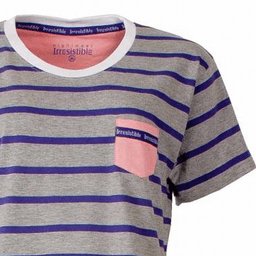 Gestreept nachthemd met korte mouwen, ronde hals en borstzakje. Grijze basis met blauwe strepen en roze accent.