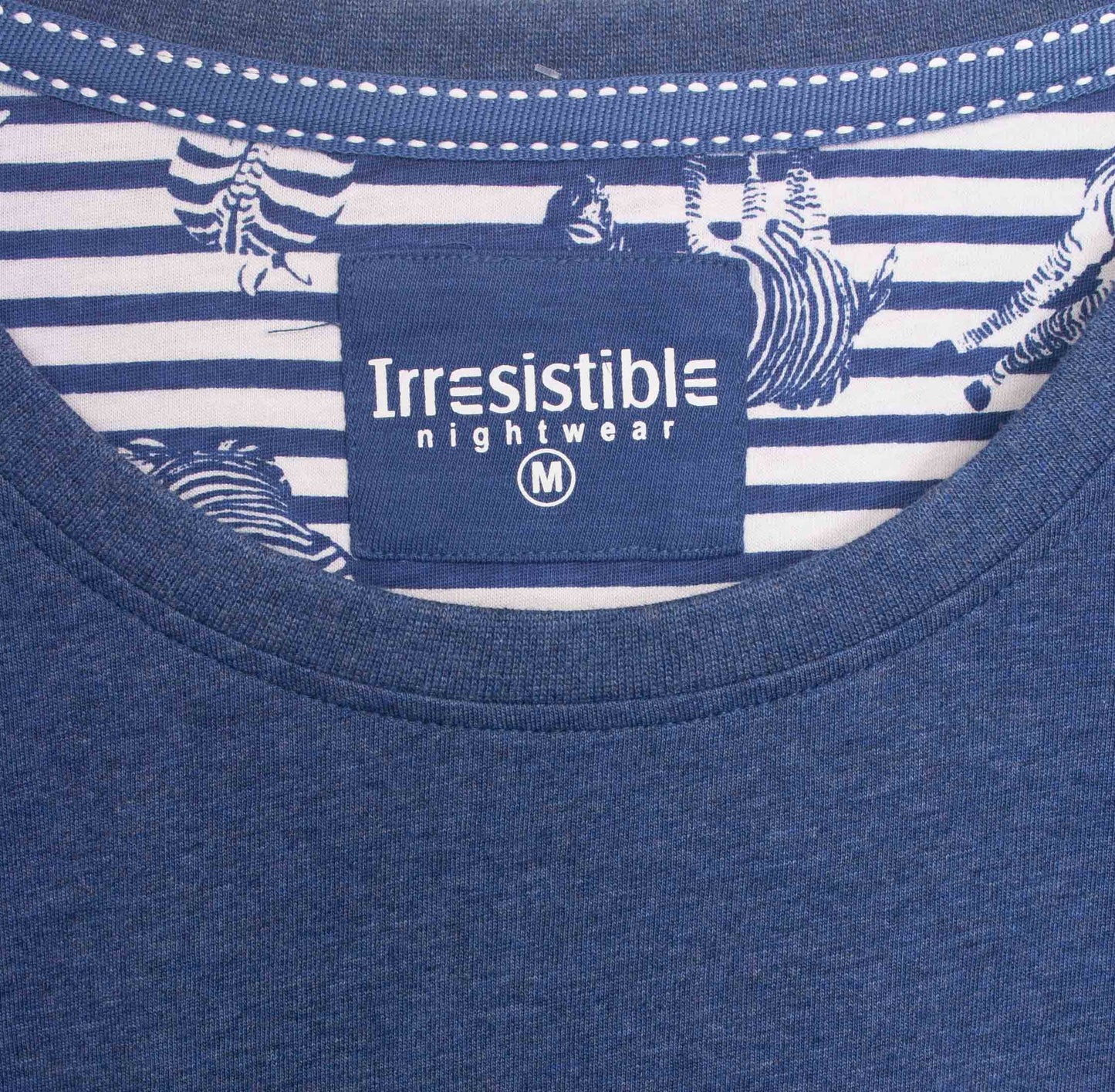 Blauw dames nachthemd met zebraprint op wit gestreepte stof. Merk 'Irresistible nightwear' zichtbaar op label.