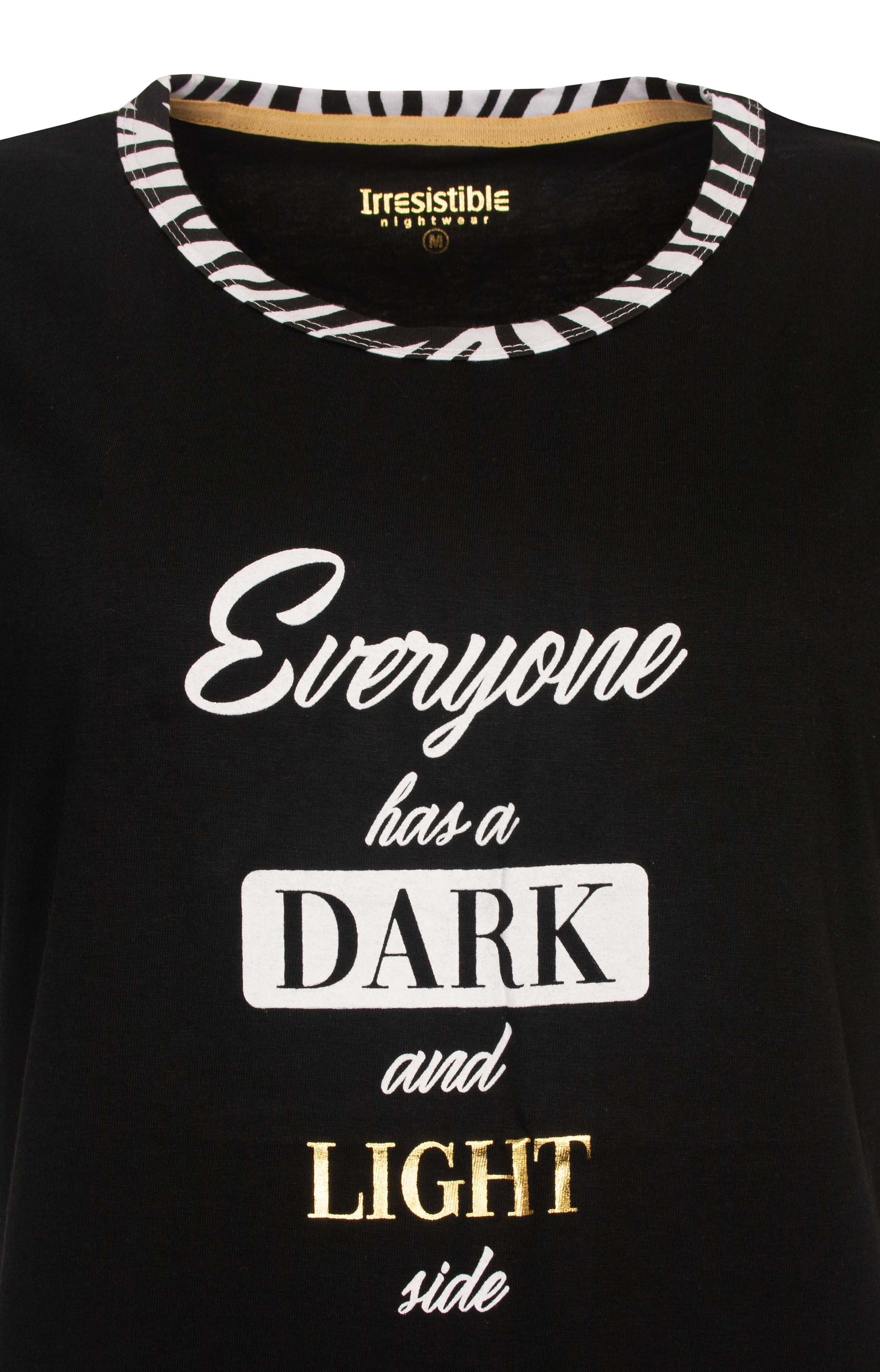 Zwart dames nachthemd met tekst 'Everyone has a DARK and LIGHT side' en zebra print hals