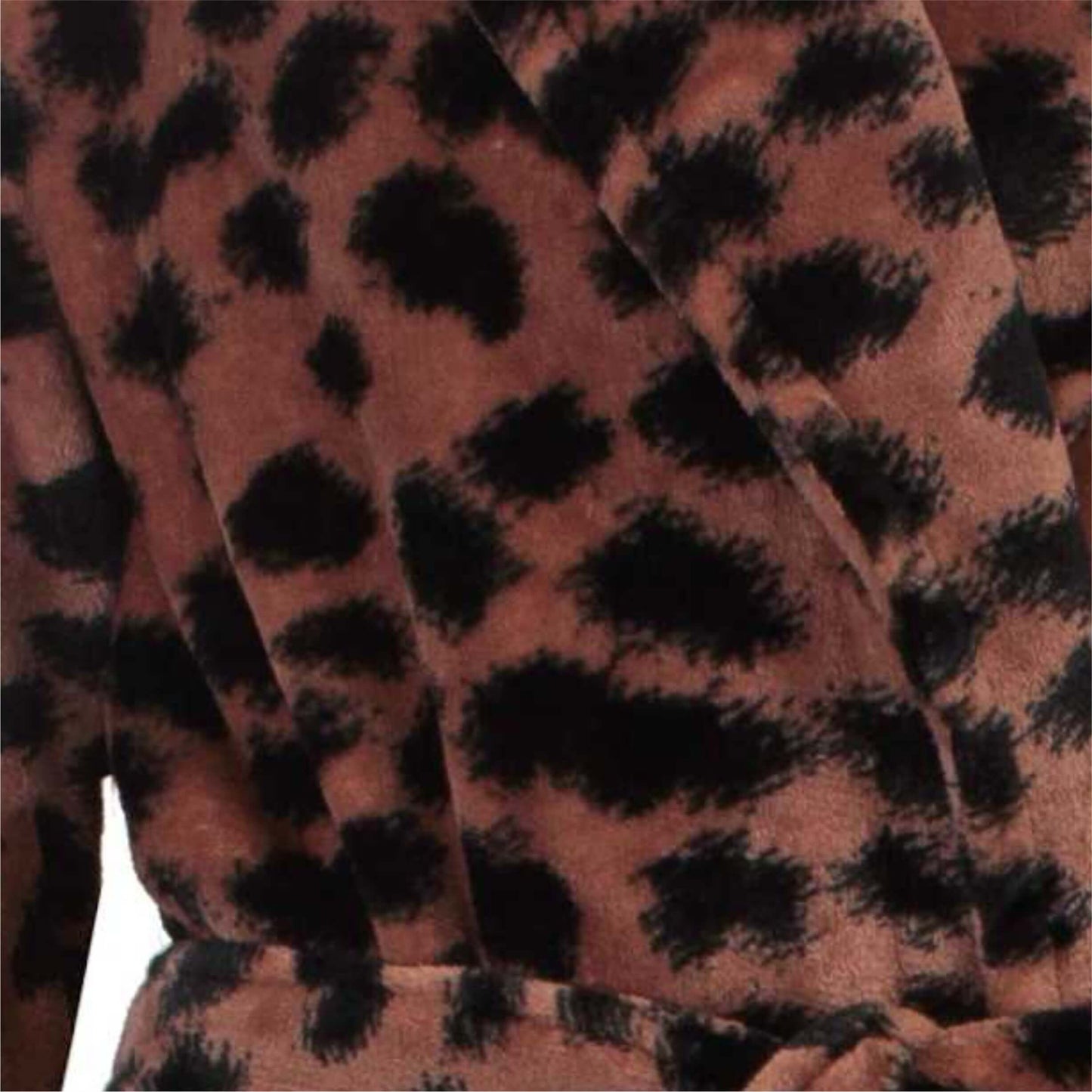 Close-up van een bronzen bruine fleece ochtendjas met zwart luipaardprint patroon voor dames.
