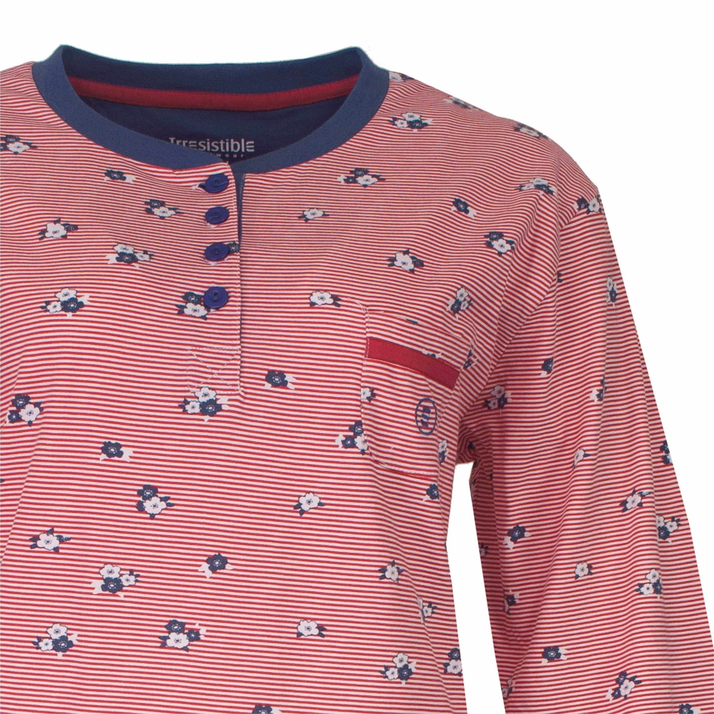 Blauwe dames pyjama met rood-witte strepen en bloemenmotief, henleykraag met knoopjes en lange mouwen