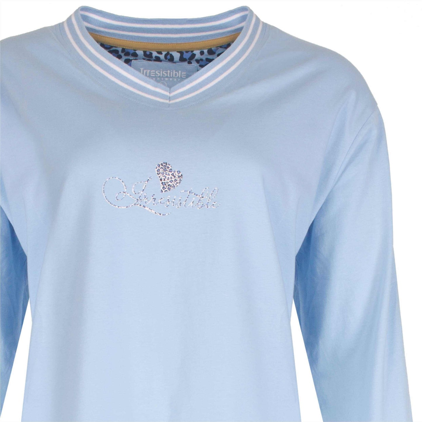 Lichtblauwe pyjama top met V-hals, gestreepte boord en 'Irresistible' logo met panterprint hart.