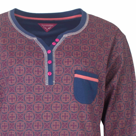 Blauwe dames pyjama top met ronde geometrische print, roze knoopjes, en navy borstzakje met roze accent.