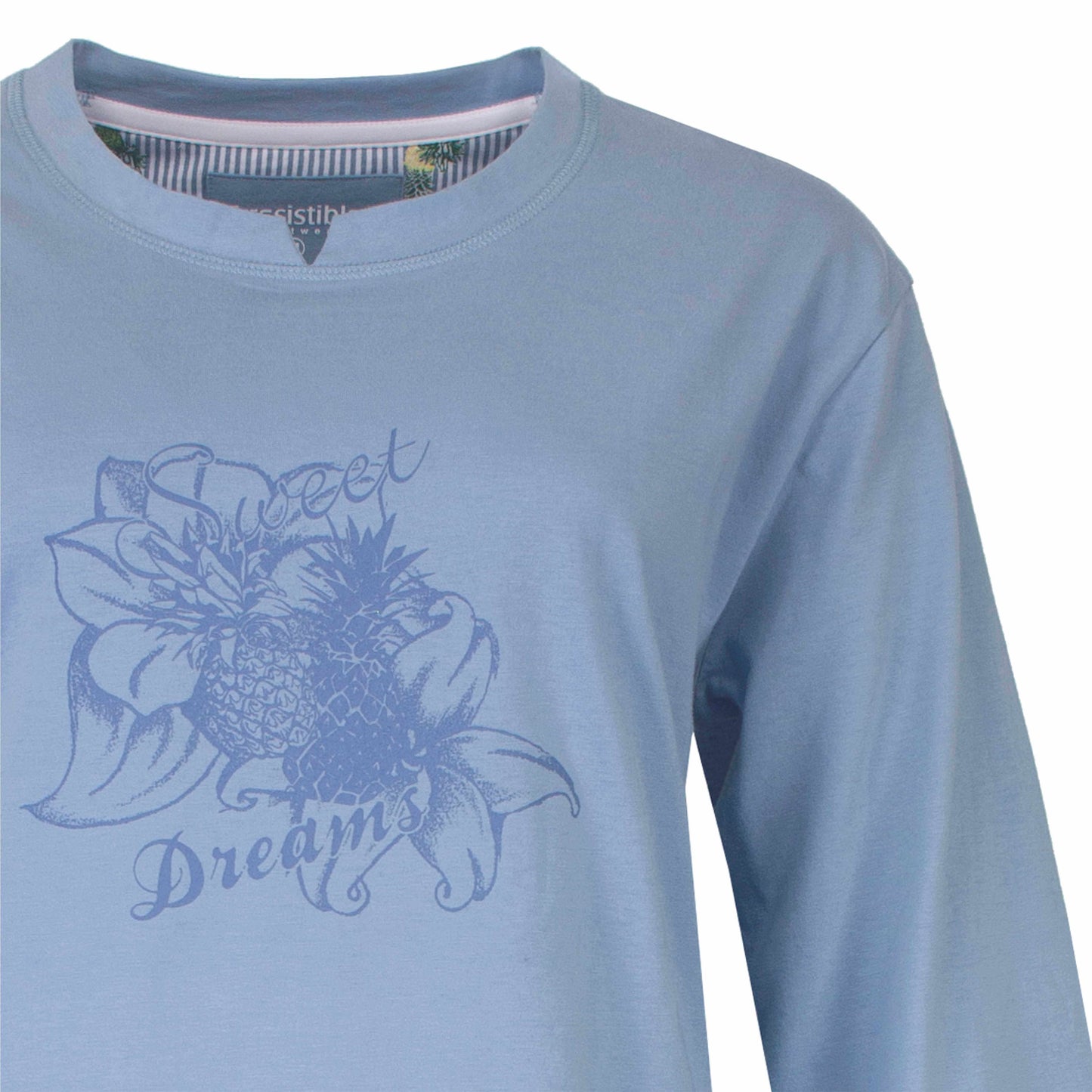Lichtblauwe pyjama top met 'Sweet Dreams' opdruk en ananas motief, ronde hals en lange mouwen