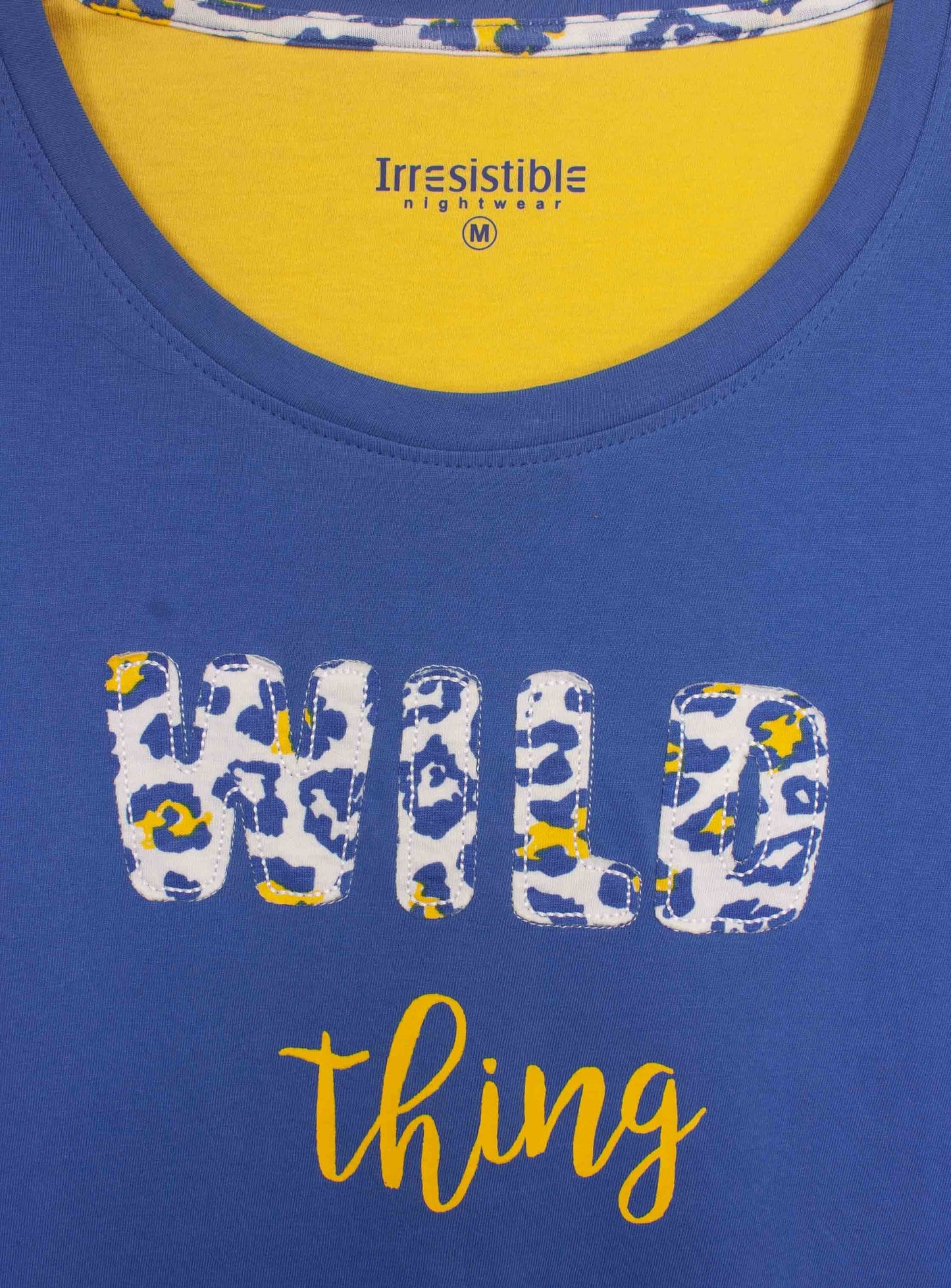 Blauwe pyjama top met gele binnenkant. 'WILD thing' opdruk in panter print en gele letters.
