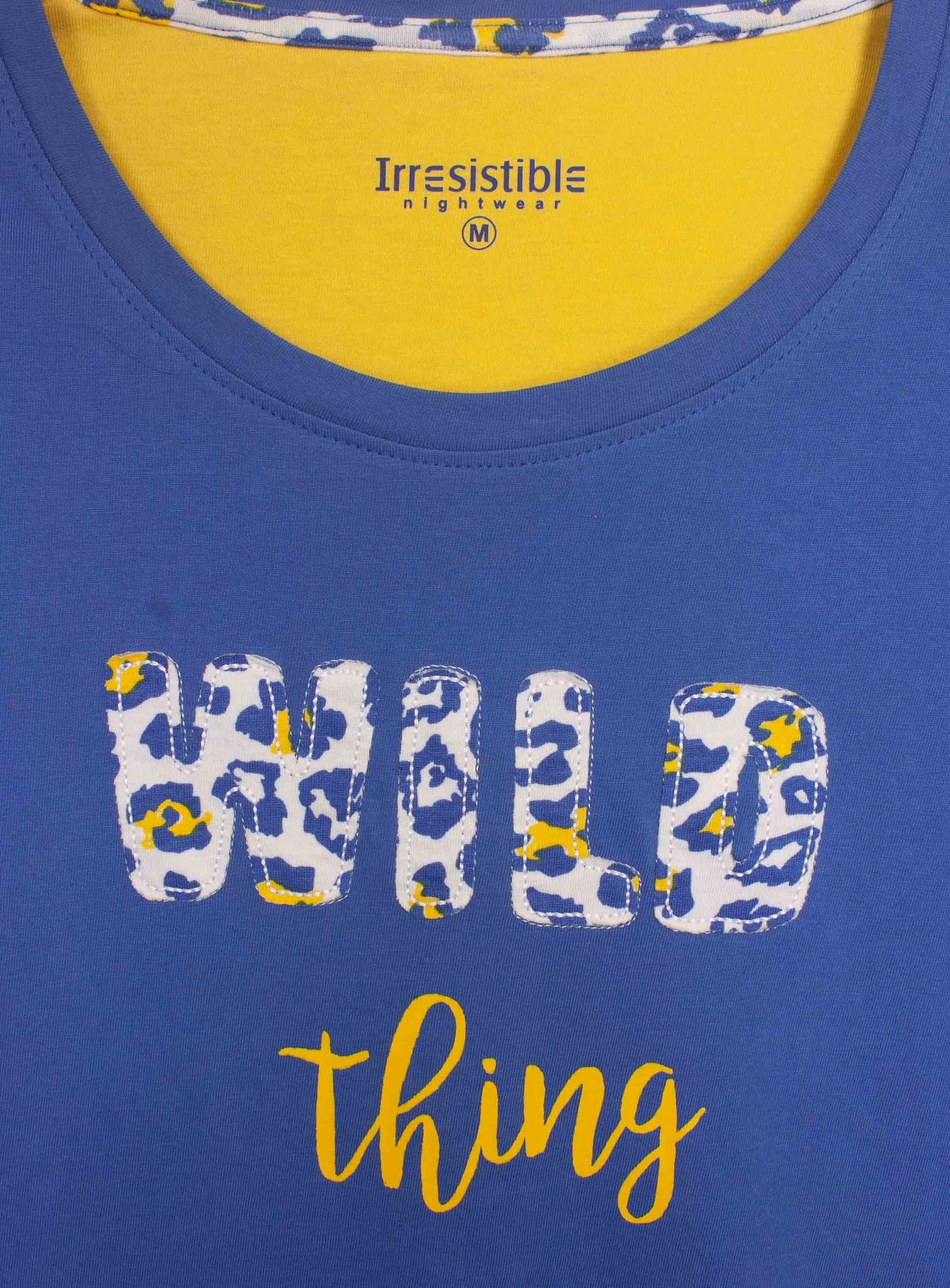 Blauwe pyjama top met gele binnenkant. 'WILD thing' opdruk in panter print en gele letters.