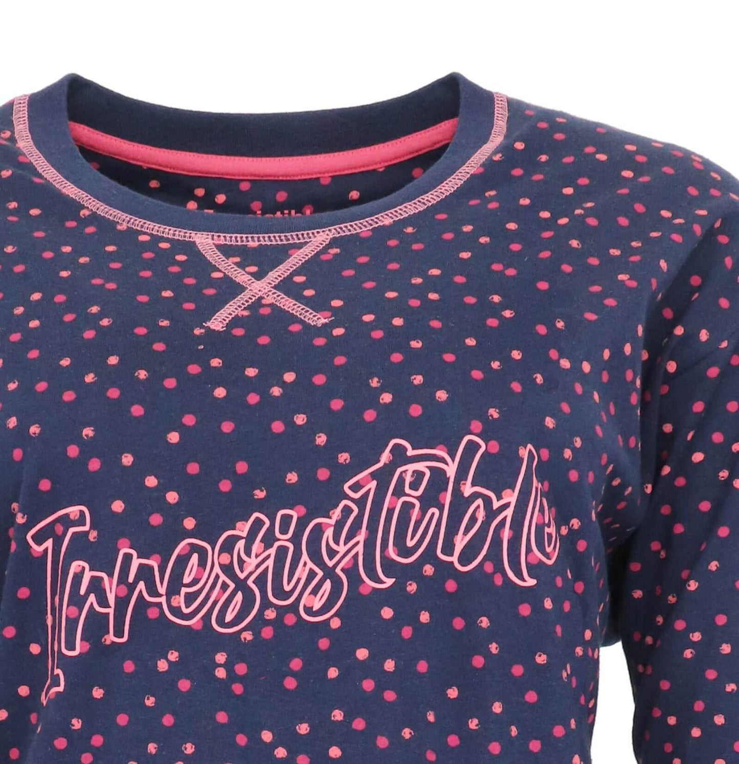 Donkerblauwe dames pyjama met roze stippen en 'Irresistible' opdruk, gemaakt van katoen.