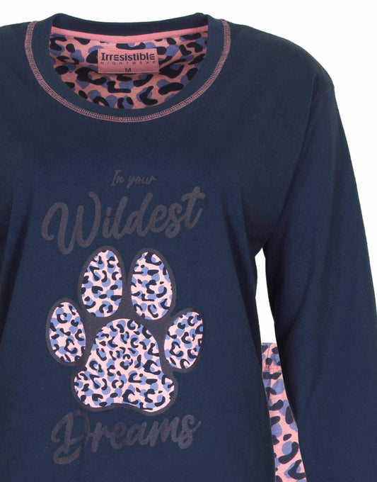 Donkerblauwe dames pyjama met 'Wildest Dreams' tekst en luipaard print ppaardpoot. Roze en blauw luipaardprint detail.