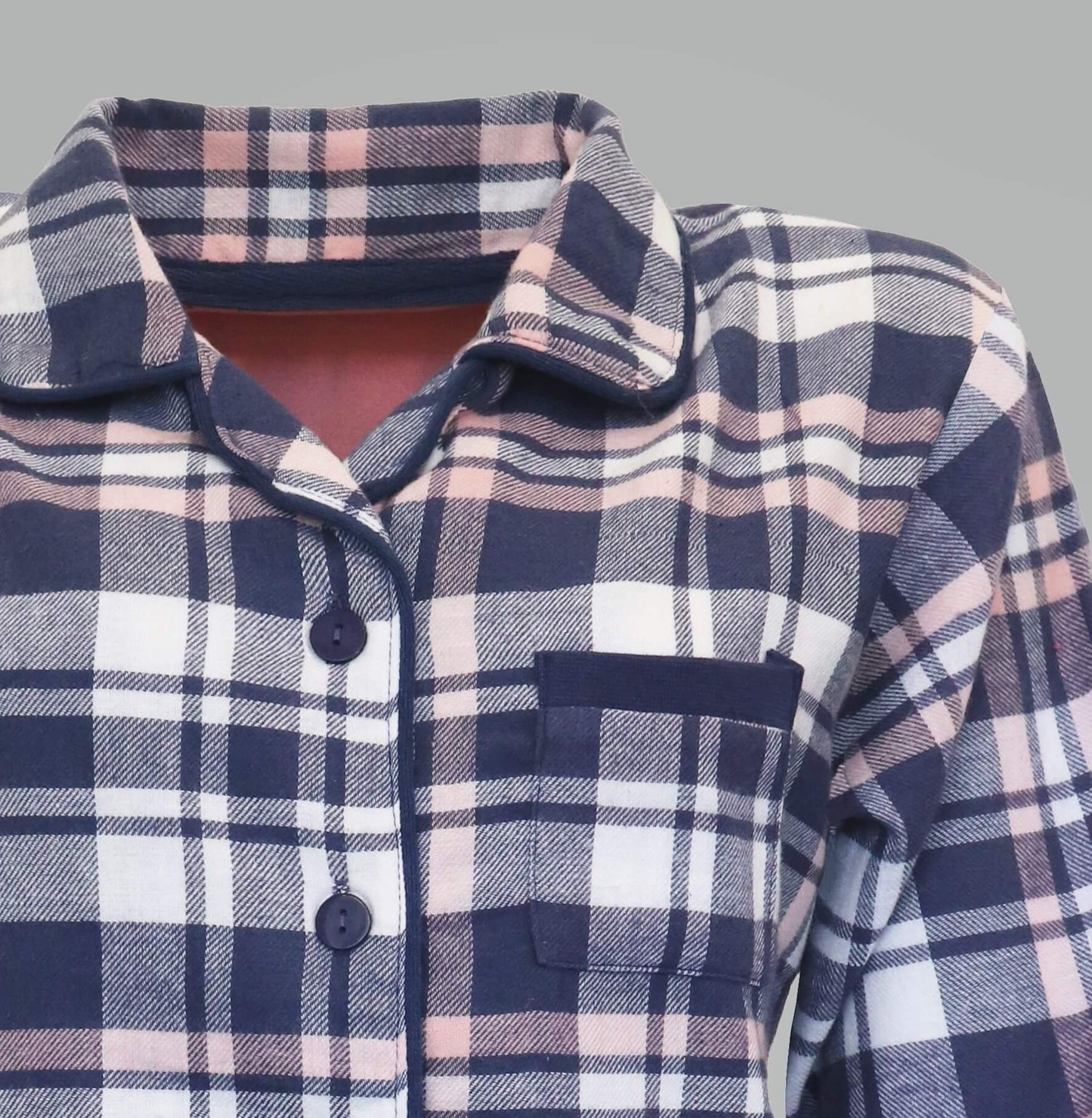 Geruite flanel pyjama in blauw, roze en wit met reverskraag en borstzakje, close-up van de voorkant.