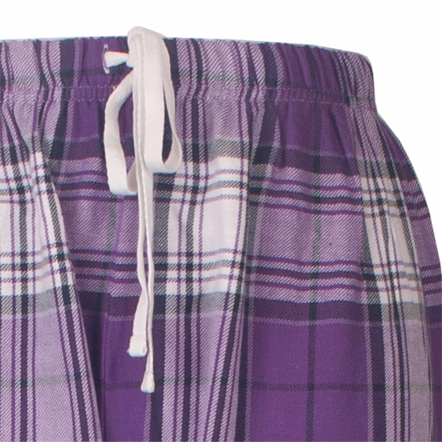 Close-up van een geruite pyjama broek in lila tinten met een witte trekkoord aan de taille.