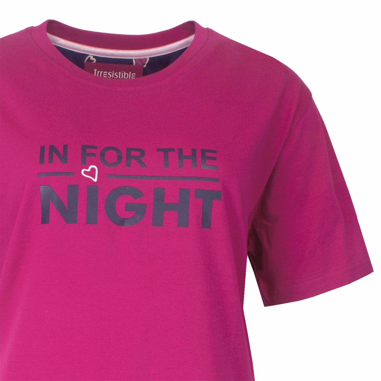Fuchsia T-shirt met korte mouwen en opdruk 'IN FOR THE NIGHT' in donkere letters, met klein hartje erboven