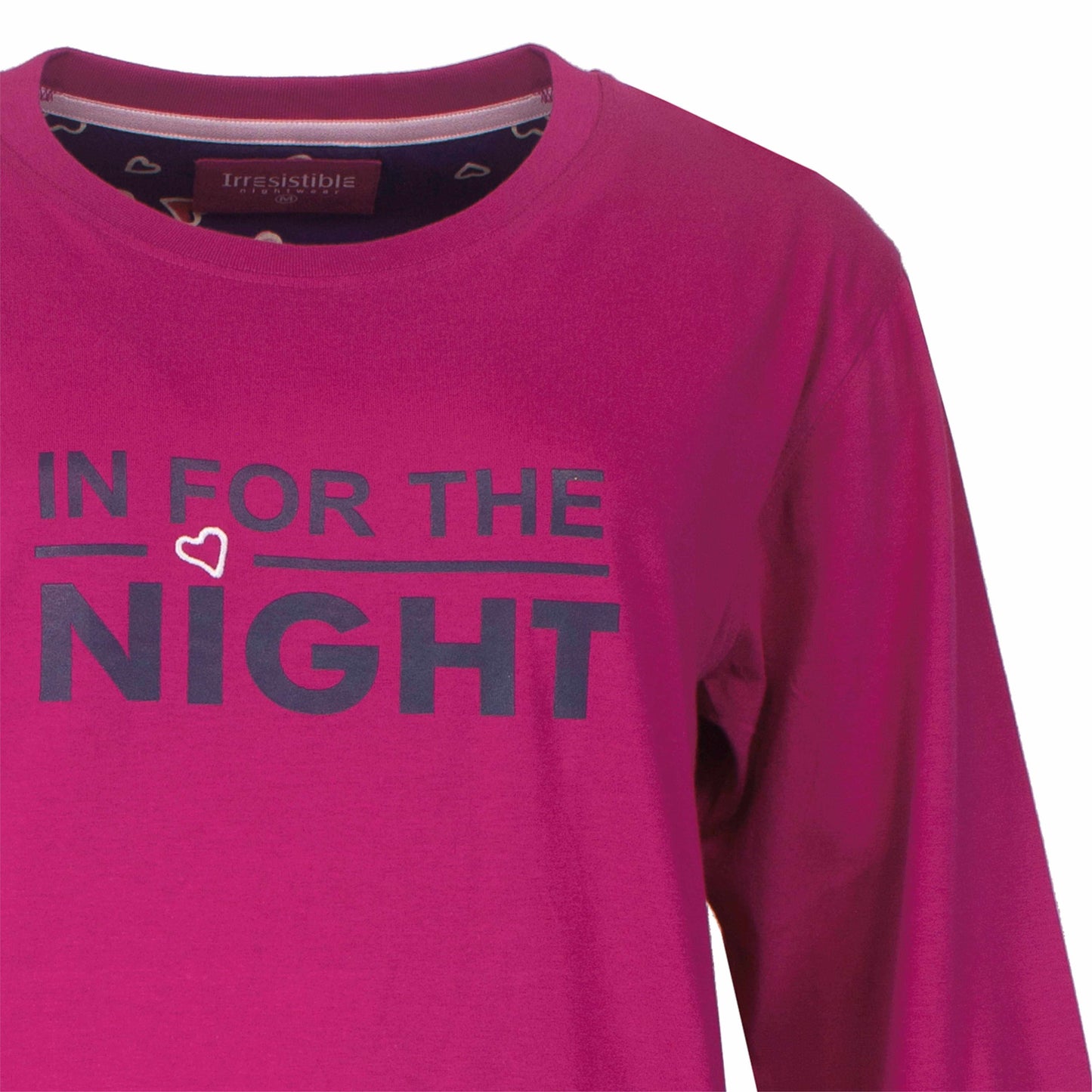 Fuchsia dames pyjama met 'In For The Night' tekst en klein hartje, ronde hals en lange mouwen