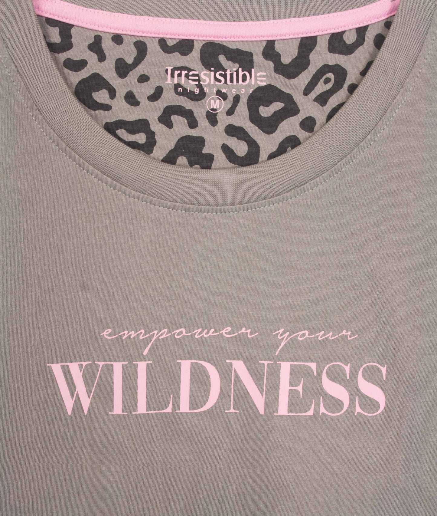 Grijsbruine pyjama top met ronde hals, 'empower your wildness' tekst in roze, en luipaardprint binnenkant