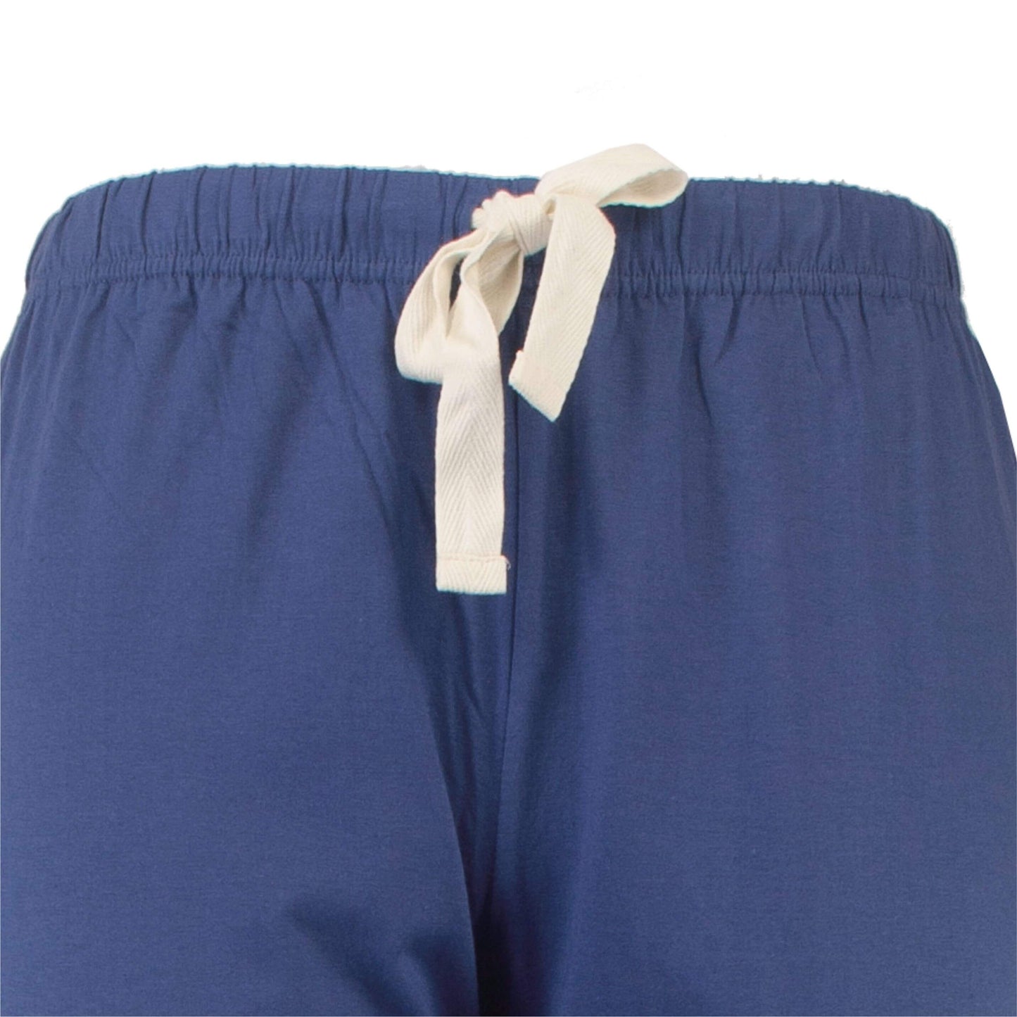 Close-up van een donkerblauwe pyjamabroek met een elastische tailleband en een wit trekkoord.