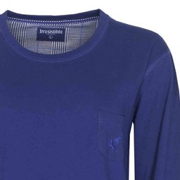 Close-up van een blauwe katoenen pyjama top met lange mouwen en een borstzakje met geborduurd logo.