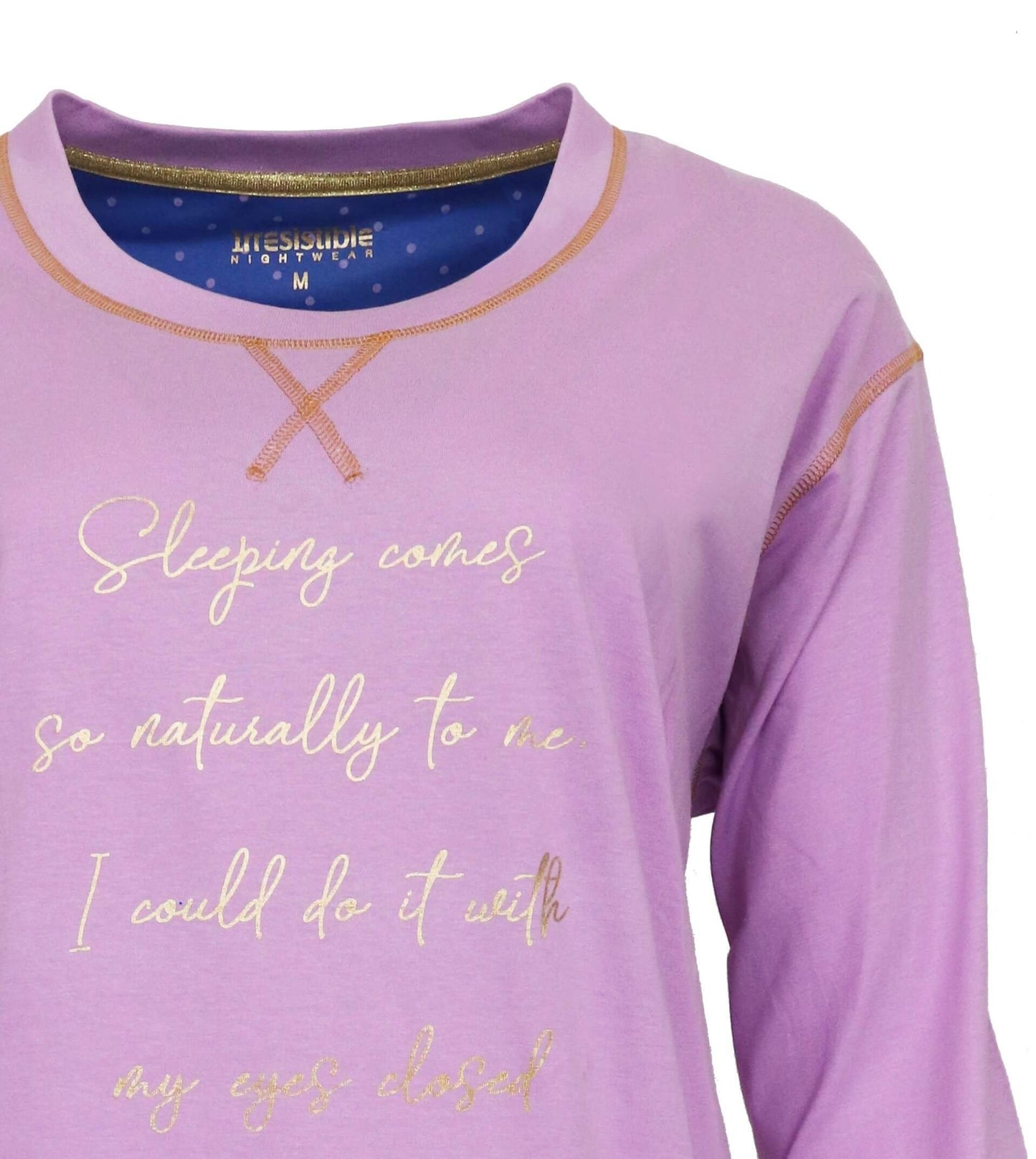 Lichtpaarse katoenen pyjama met goudkleurige tekst 'Sleeping comes so naturally to me. I could do it with my eyes closed'