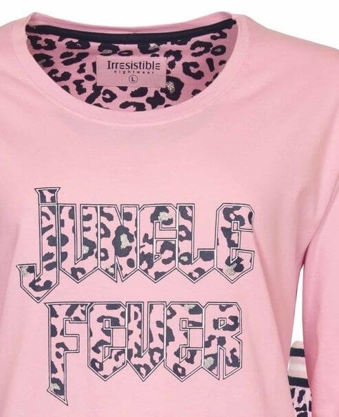 Lichtroze dames pyjama top met 'Jungle Fever' tekst in panter print. Ronde hals en lange mouwen.