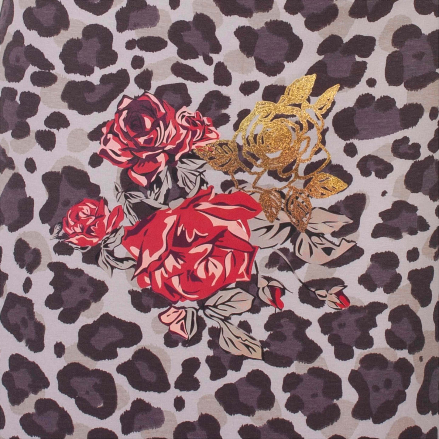 Grijze pyjama stterprint, rode rozen en gouden bloem op de voorgrond tegen een luipaardachtergrond.