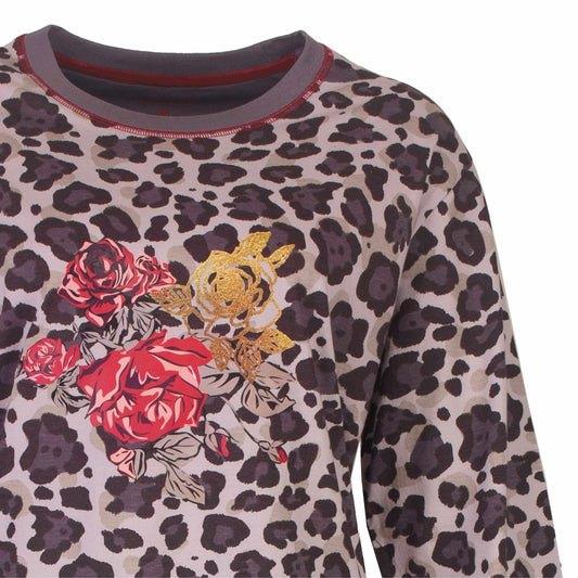 Grijze pyjama met panterprint en rode bloemen, lange mouwen en ronde hals met rode bies.