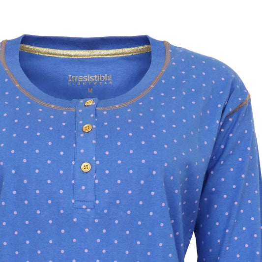 Blauwe katoenen dames pyjama top met roze stippen, polo-sluiting met 3 knoopjes en gouden merklogo