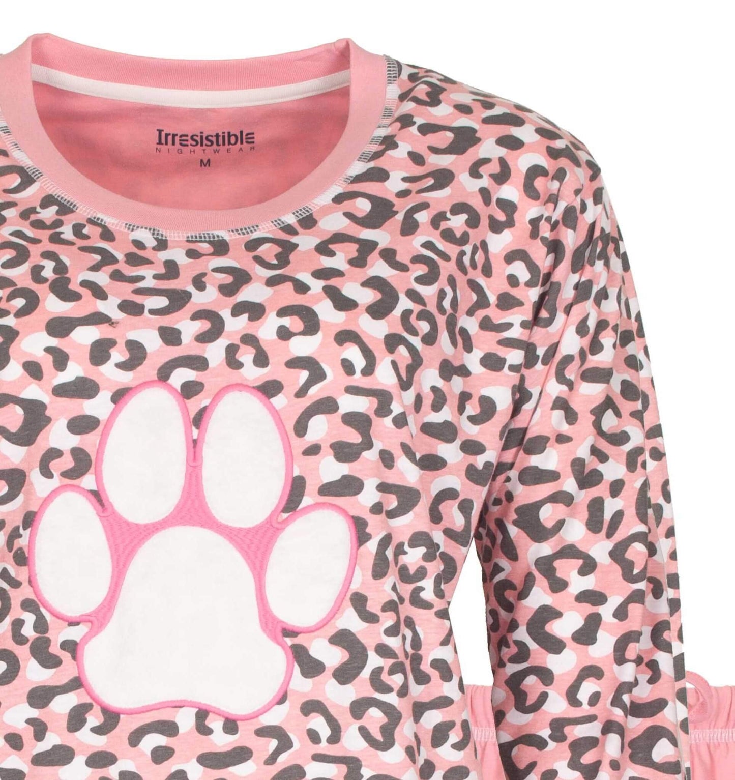 Roze katoenen dames pyjama met tijgerprint en een witte pootafdruk op de voorkant. Merk: Irresistible.