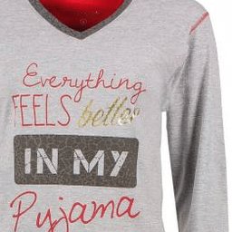 Grijze pyjama top met V-hals en lange mouwen, met de tekst 'Everything feels better in my pyjama' in rood en goud