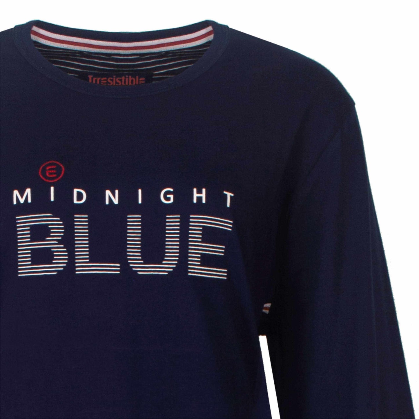 Donkerblauwe pyjama top met lange mouwen, 'Midnight Blue' opdruk en gestreepte kraag in rood, wit en blauw.