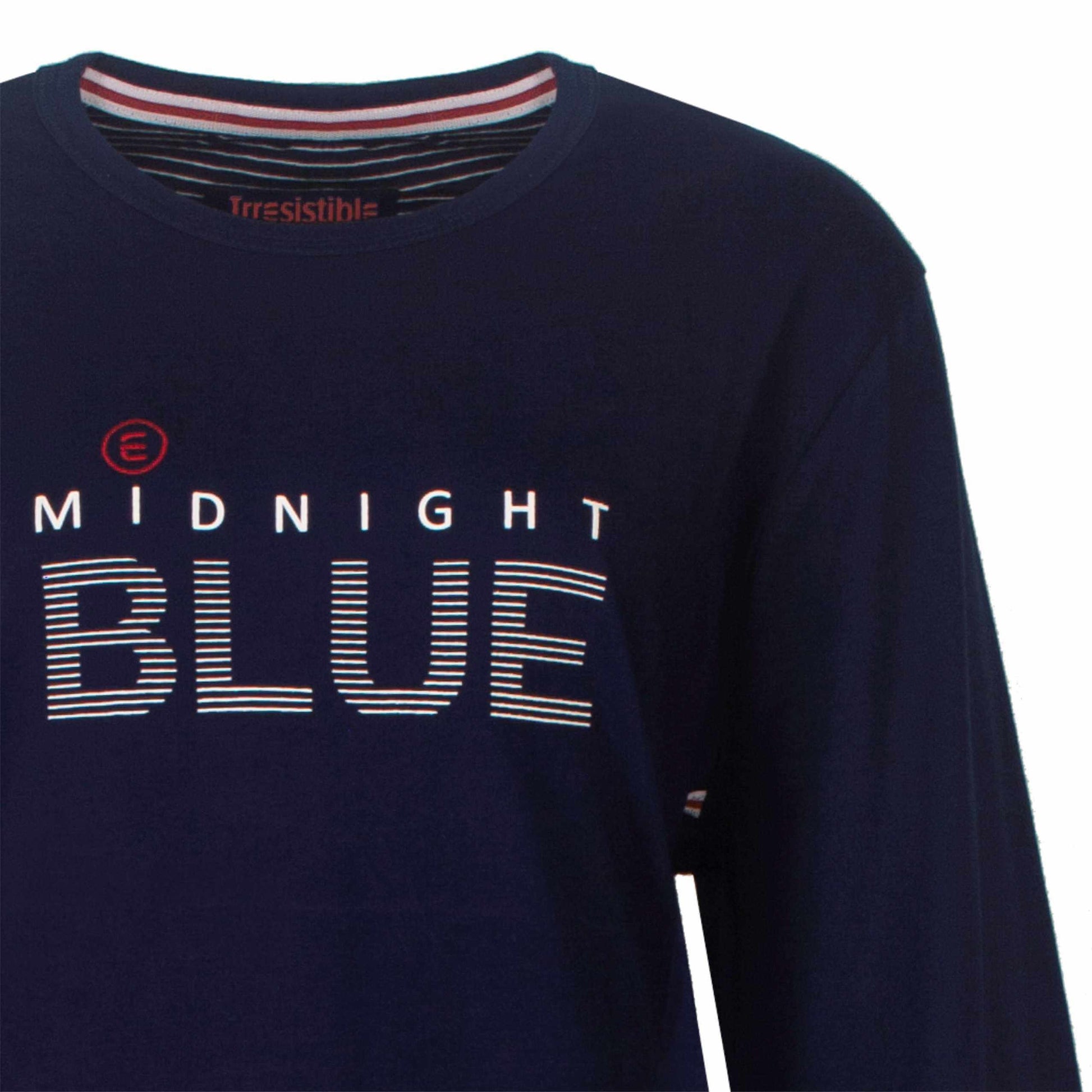 Donkerblauwe pyjama top met lange mouwen, 'Midnight Blue' opdruk en gestreepte kraag in rood, wit en blauw.