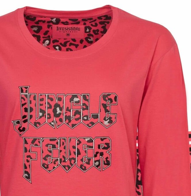 Rode dames pyjama top met 'JUNGLE FEVER' tekst in panter print, ronde hals en lange mouwen