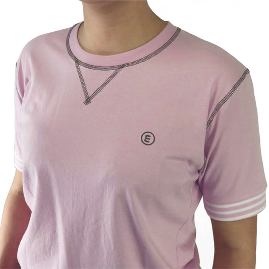 Lichtpaarse dames shortama met contrasterende stiksels en een klein logo op de borst. Wit accent op de mouw.