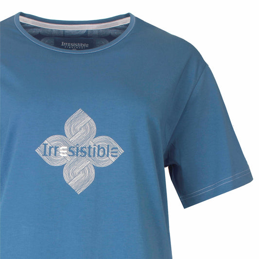 Oceaanblauw T-shirt met korte mouwen, met Irresistible-logo in wit op de borst in een bloemvormig ontwerp.