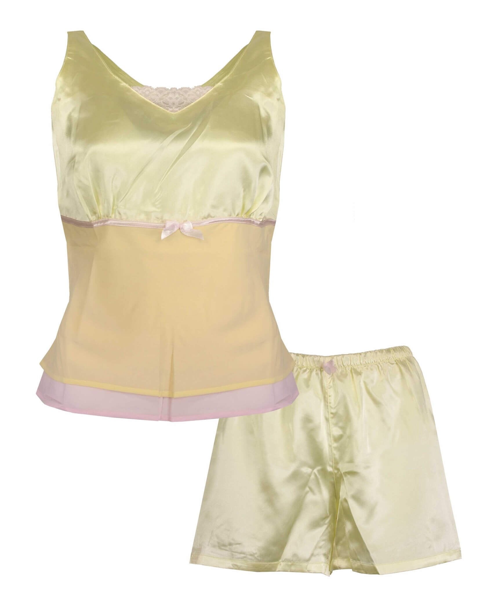 Gele satijnen dames shortama bestaande uit een hemdje met V-hals en korte broek, met lichtroze accenten.