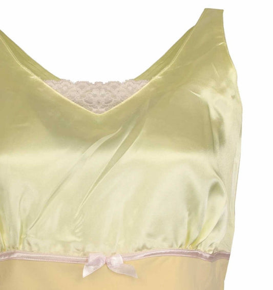 Lichtgele satijnen dames shortama met V-hals, kanten detail en roze strikje onder de buste.