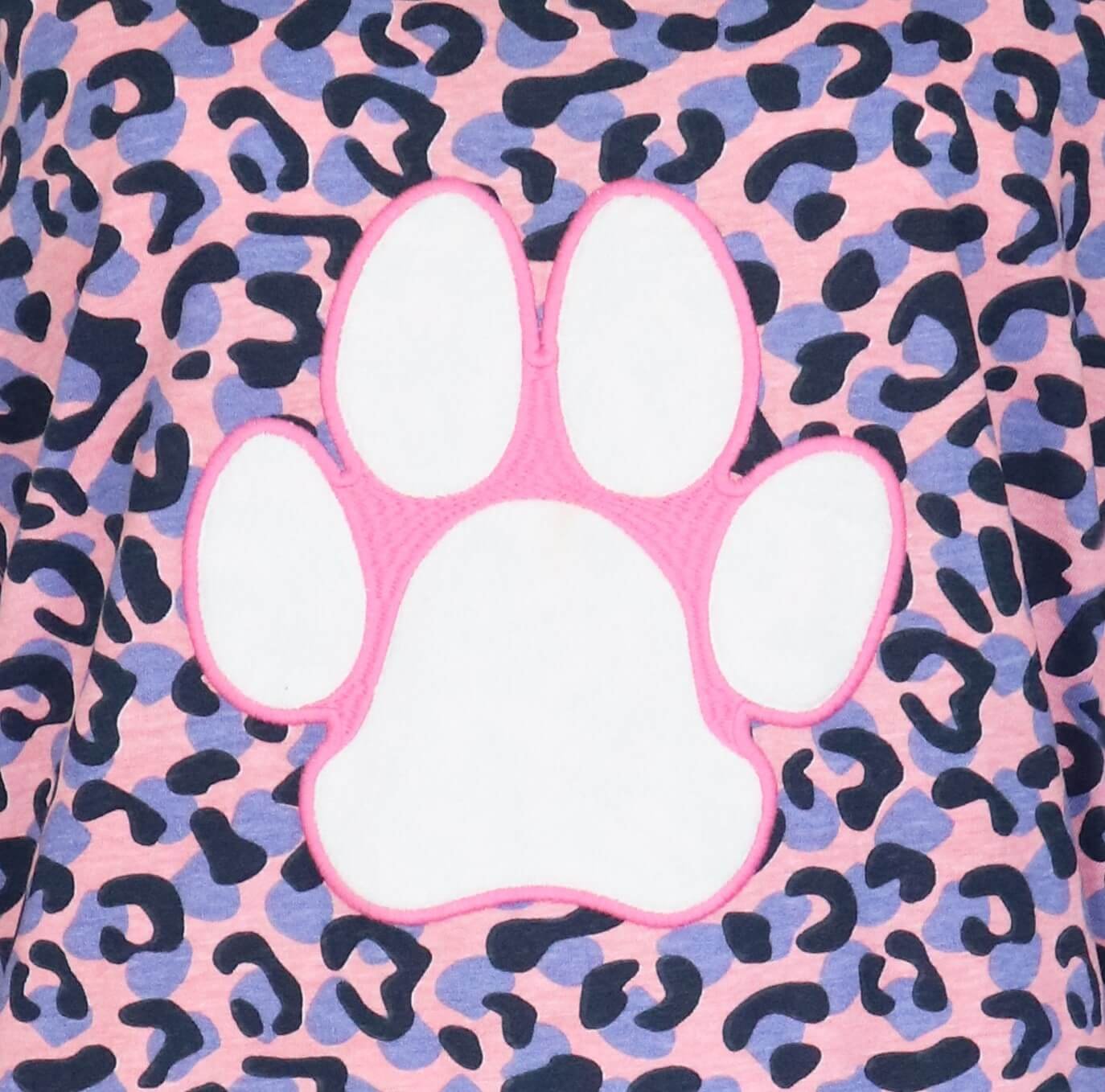 Roze nachthemd met blauwe luipaardprint en grote witte pootafdruk in het midden, omlijnd met roze