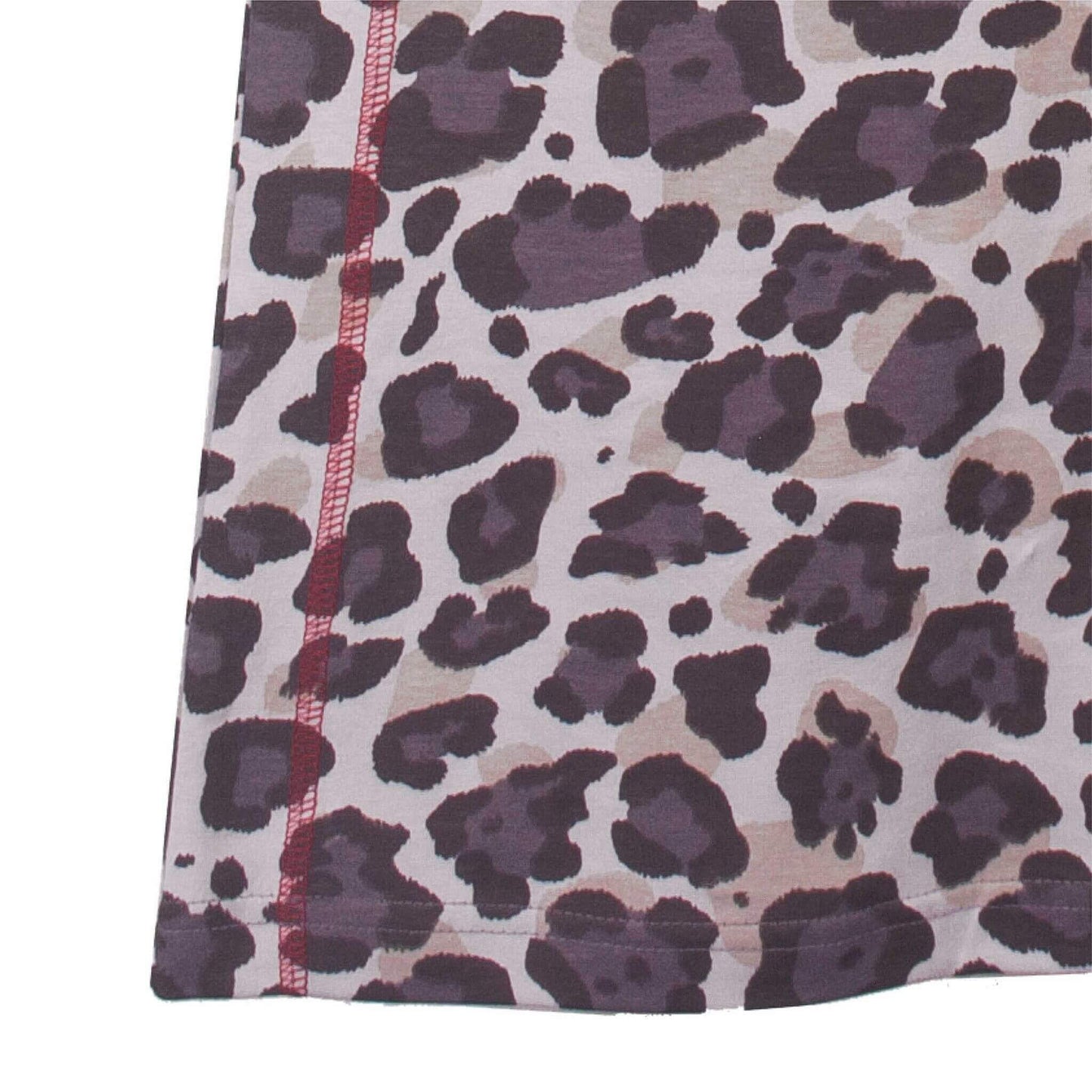 Grijze katoen nachthemd met panterprint en rode zoom, close-up van de stof met dierlijke vlekken patroon.