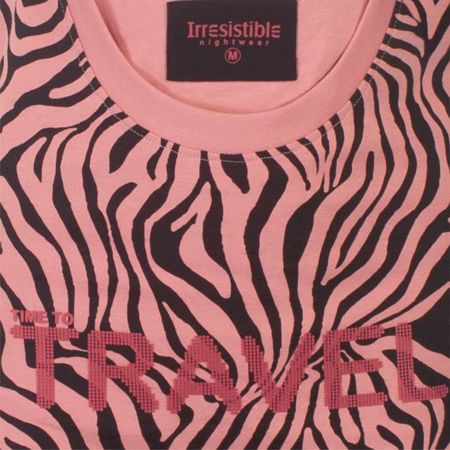 Roze nachthemd met zwarte zebraprint, ronde hals en korte mouwen. Merk Irresistible zichtbaar op label.